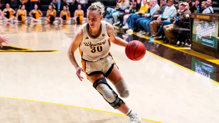 Ustowska Signs Professional Contract in Poland